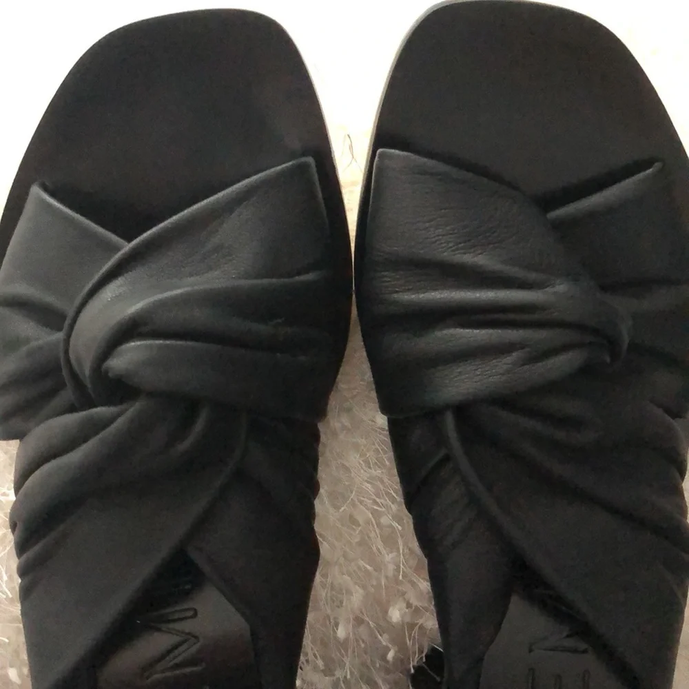 M GEMI The Lilliana Leather Sandal
